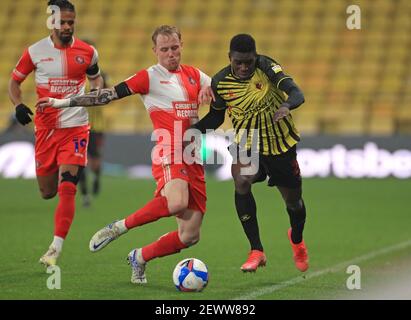 Jack Grimmer von Wycombe Wanderers (links) und Ismaila Sarr von Watford kämpfen während des Sky Bet Championship-Spiels in der Vicarage Road, Watford, um den Ball. Bilddatum: Mittwoch, 3. März 2021. Stockfoto