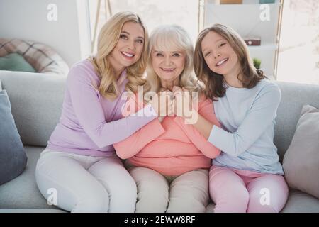 Foto von glücklich nette Familie Frau Generation sitzen Sofa halten Hände Harmonie drinnen Haus Wohnung Stockfoto