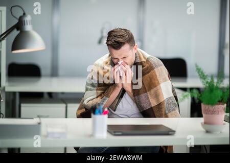 Während der Pandemie erkältet sich der Manager und hat eine schwere laufende Nase Stockfoto