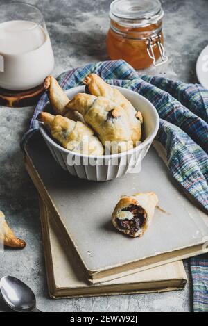 Schüssel mit frisch gebackenen Croissants gefüllt mit Nüssen und Schokolade Verteilen Stockfoto