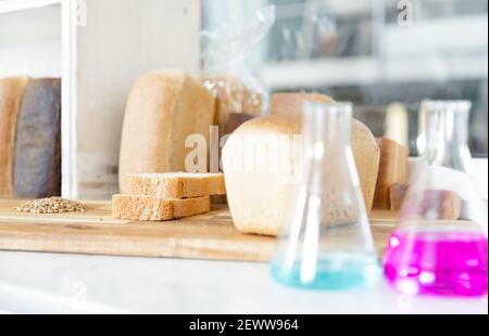 Laboranalyse von Brot und Gebäck für Schimmel und Bakterien zum Backen in der Produktion. Stockfoto