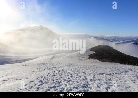 Verschneite Landschaft am Fimmvoerduhals Wanderweg in den frühen Morgenstunden, Hochland von Island Stockfoto