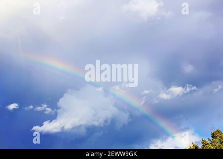 Echt schöner Regenbogen in Wolken und blauer Himmel für immer Stimmung Stockfoto