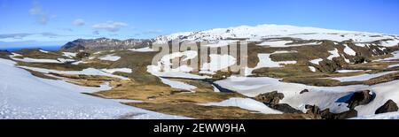 Panoramablick auf den schneebedeckten Eyjafjallajoekull, Blick vom Wanderweg Fimmvoerduhals, Hochland von Island Stockfoto