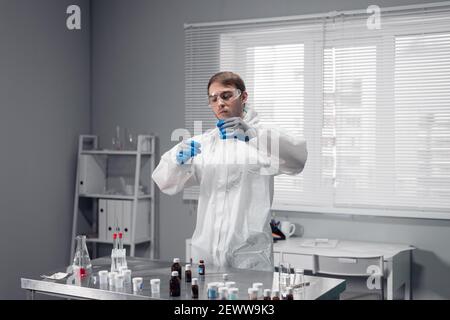 Medizinischer Labortechnologe, medizinischer Laborwissenschaftler, Wissenschaftler, der in einem Labor arbeitet, Laborraum Stockfoto