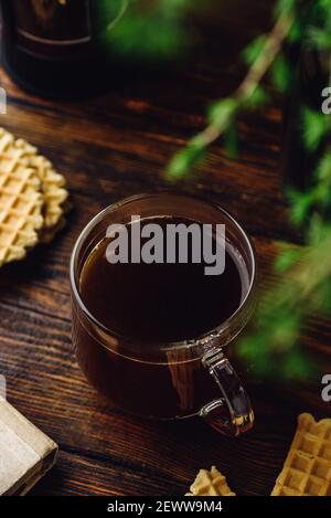 Glas Tasse Kaffee in französisch Presse mit Cookies auf rustikalen Holztisch gebrüht. Weitwinkelansicht Stockfoto