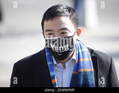 Brooklyn, Usa. März 2021, 03rd. Der New York Mayoral Candidate Andrew Yang begrüßt Unterstützer und erhält Unterschriften vor dem Barclays Center in New York City am Mittwoch, den 3. März 2021. Foto von John Angelillo/UPI Kredit: UPI/Alamy Live Nachrichten Stockfoto