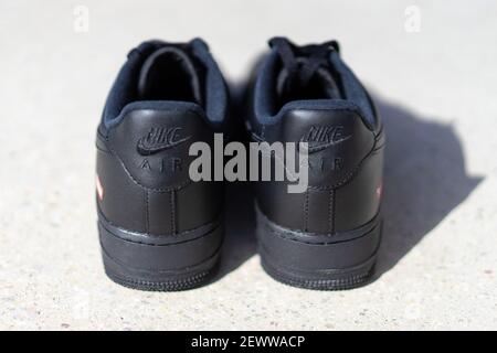 BLOTZHEIM, FRANKREICH - 25. FEBRUAR 2021 : Air Force 1 Low - Supreme Black, Black Sneaker. Stockfoto