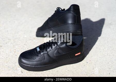 BLOTZHEIM, FRANKREICH - 25. FEBRUAR 2021 : Air Force 1 Low - Supreme Black, Black Sneaker. Stockfoto