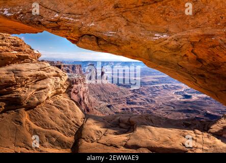 Der berühmte Mesa Arch im Arches National Park, Utah Stockfoto