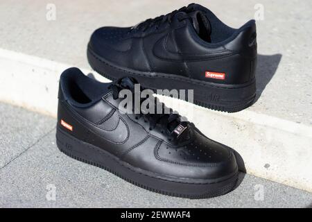 BLOTZHEIM, FRANKREICH - 25. FEBRUAR 2021 : Air Force 1 Low - Supreme Black, Black Sneaker. Stockfoto