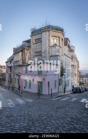 Paris, Frankreich - 02 26 2021: Montmartre. Das rosa Haus bei Sonnenaufgang Stockfoto