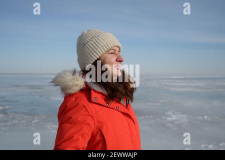 Frau genießen sonnigen Wintertag Stockfoto