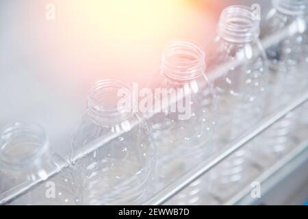 Herstellung von PET-Kunststoffflaschen auf Förderband Milch-und Wasserfabrik. Stockfoto