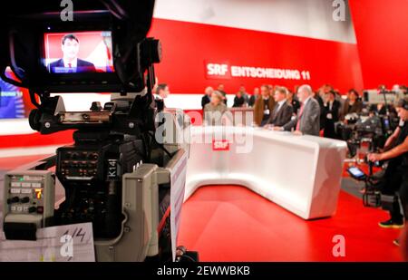 Zürich, Schweiz - 23. Oktober 2011: Schweizer Parlamentswahlen im SRF-Fernsehstudio. TV, Fernsehen, Schweizer, Rundfunk, Schweiz, Wahlen, Parlament, Rundfunk, Sendung, Produktion, Produktion, Fernsehstudio, Kamera, Kamera, Han weltweit eingesetzt Stockfoto