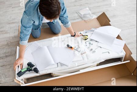 Montage von neuen Wohnmöbeln, Baumaschinen und Reparaturen Stockfoto