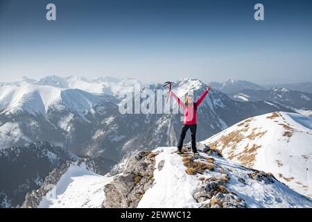 Glückliche junge Reisende Frau mit erhobenen Armen bis zum Himmel genießen. Stockfoto