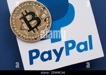 LONDON, UK - März 2021: Bitcoin Kryptowährung auf einem paypal Online-Zahlungslogo Stockfoto