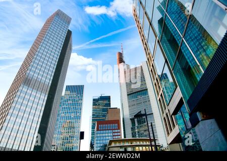 In Frankfurt am Main steigen fallende Wolkenkratzer in den blauen Himmel. Stockfoto