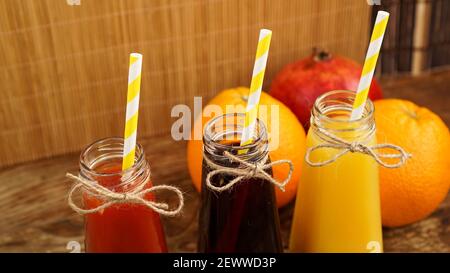 Hausgemachte Limonade in kleinen Flaschen. Bunte Säfte und Früchte Stockfoto