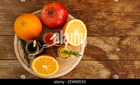 Hausgemachte Limonade in kleinen Flaschen. Bunte Säfte und Früchte Stockfoto