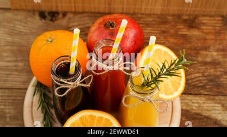 Hausgemachte Limonade in kleinen Flaschen. Bunte Säfte und Früchte Stockfoto