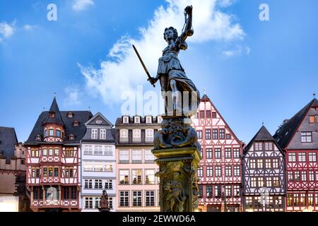 Justitia (Lady Justice) Skulptur vor den traditionellen Gebäuden in Frankfurt am Main Stockfoto