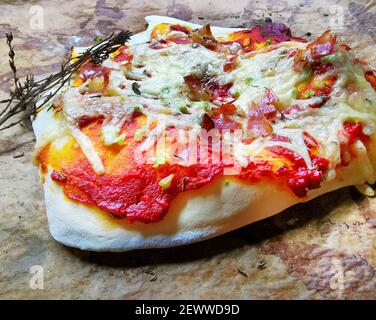 Stück italienische Pizza handgefertigt Stockfoto