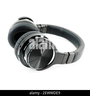 Schwarzes Cowin bluetooth Kopfhörer elektrisches Produkt auf weißem Hintergrund Stockfoto