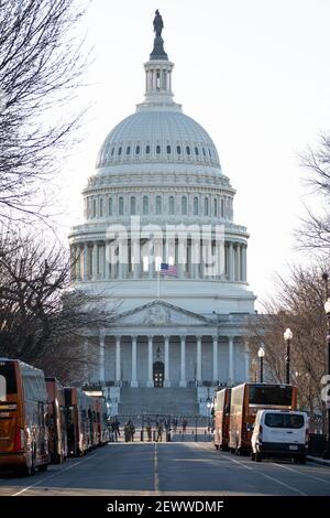 WASHINGTON D.C., VEREINIGTE STAATEN - 25. Feb 2021: Washington, D.C., USA- 24th. Februar 2020: Nationalgardentruppen stehen Wache vor dem Zaun Surr Stockfoto