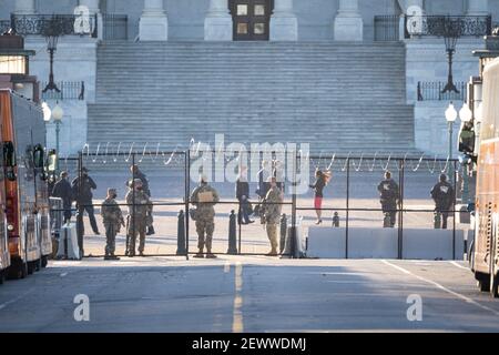WASHINGTON D.C., VEREINIGTE STAATEN - 25. Feb 2021: Washington, D.C., USA- 24th. Februar 2020: Nationalgardentruppen stehen Wache vor dem Zaun Surr Stockfoto