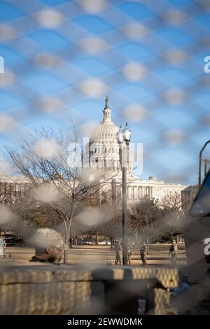 WASHINGTON D.C., VEREINIGTE STAATEN - 25. Feb 2021: Washington, D.C., USA- 24th. Februar 2020: Nationalgardentruppen stehen Wache vor dem Zaun Surr Stockfoto