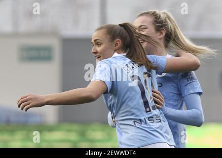 Manchester, Großbritannien. März 2021, 03rd. Georgia Stanway (#10 Manchester City) und Lauren Hemp (#15 Manchester City) feiern das erste Tor von Manchester City während der UEFA Women's Champions League Runde von 16 Spiel zwischen Manchester City und Fiorentina im Academy Stadium, Manchester, UK. Kredit: SPP Sport Presse Foto. /Alamy Live Nachrichten Stockfoto