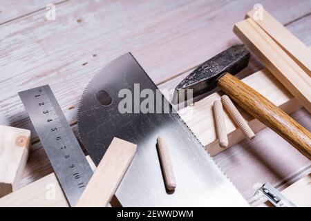 Kleine Holzstücke und Werkzeuge für Bau und Reparatur Auf einem Holztisch Stockfoto