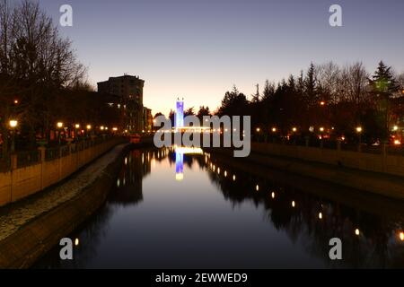 Blick vom Porsuk River und Riverside am Abend in Eskisehir/Türkei Stockfoto