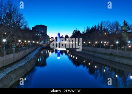 Blick vom Porsuk River und Riverside am Abend in Eskisehir/Türkei Stockfoto