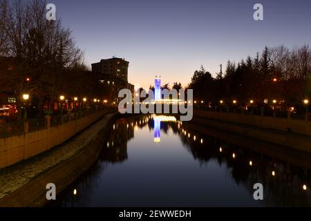 Blick vom Porsuk River und Riverside am Abend in Eskisehir/Türkei Stockfoto