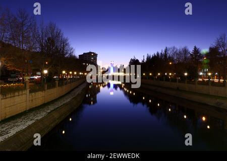 Blick vom Porsuk River und Riverside am Abend in Eskisehir/Türkei Stockfoto