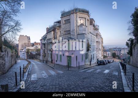 Paris, Frankreich - 02 26 2021: Montmartre. Das rosa Haus bei Sonnenaufgang Stockfoto