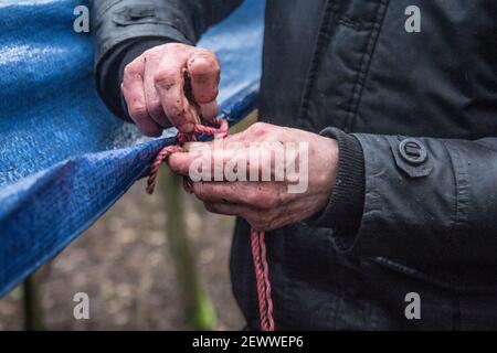 Old Oak Lane, London, Großbritannien. März 2021, 3rd. Aktivisten und Einheimische bauen ein Refugium für die Nacht. In der Nacht vom 2nd. Auf den 3rd. März hat eine Gruppe von Umweltschützern ein Schutzlager eingerichtet, um die HS2 Bauarbeiten im Naturschutzgebiet Wormwood Scrubs zu stoppen. Wermut Scrubs ist ein ausgewiesener lokaler Naturpark (LNR), der unter dem Metropolitan Open Land Act von 1879 geschützt ist. Sabrina Merolla/Alamy Stockfoto