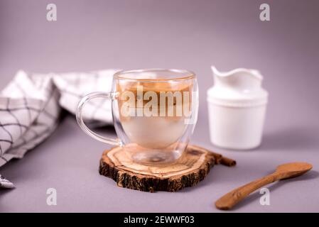 Dalgona Kaffee. Schlagsahne Sahnetrink mit Instant-Kaffee beliebt in Korea cremigen Cocktail in einem transparenten doppelwandigen Glas Becher Stockfoto