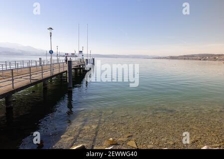 Leerer Pier ohne Schiffe auf dem See bei strahlendem Sonnenschein kann man an diesem Landepier tagsüber eine Bootstour machen Stockfoto