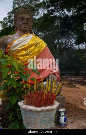 Weihrauch vor einer Statue in einem Robeet im Angkor Wat in Kambodscha. Stockfoto