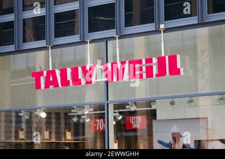 Zug, Schweiz - 26th. Februar 2021 : Tally Weijl Schild hängt vor dem Ladengebäude in Zug, Schweiz. Tally Weijl ist ein Schweizer Jugendfreund Stockfoto