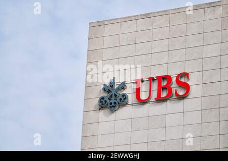 Zug, Schweiz - 26th. Februar 2021 : UBS Bank Logo-Schild an einer Fassade in Zug. UBS ist eine der führenden Banken in der Schweiz und in Stockfoto