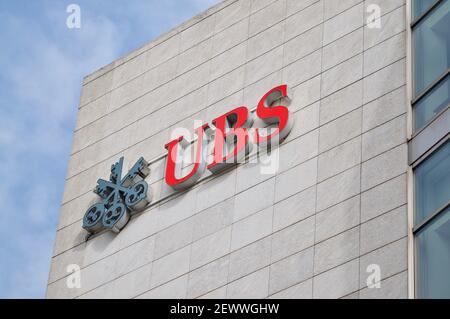 Zug, Schweiz - 26th. Februar 2021 : UBS Bank Logo-Schild an einer Fassade in Zug. UBS ist eine der führenden Banken in der Schweiz und in Stockfoto