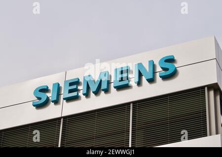 Zug, Schweiz - 26th. Februar 2021 : Siemens Firmenschild an einer Gebäudefassade in Zug, Schweiz. Die Siemens AG ist eine internationale und eine Stockfoto