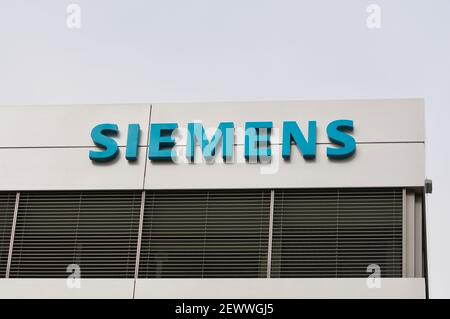 Zug, Schweiz - 26th. Februar 2021 : Siemens Firmenschild an einer Gebäudefassade in Zug, Schweiz. Die Siemens AG ist eine internationale und eine Stockfoto