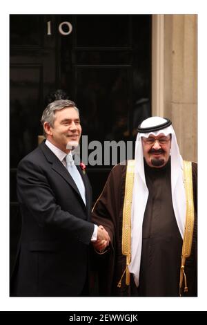 König Abdullah von Saudia Arabien schüttelt sich die Hände mit Premierminister Gordon Brown vor der Downing Street 10, in London, England.pic David Sandison 31/10/2007 Stockfoto