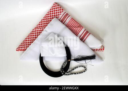 Arabisches traditionelles Bekleidungszubehör Agal, islamische Mütze und Rosenkranz, Shemagh mit weißem Ghutrah isoliert auf weißem Hintergrund Stockfoto